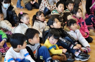 紙芝居を楽しむ子らs-.jpg